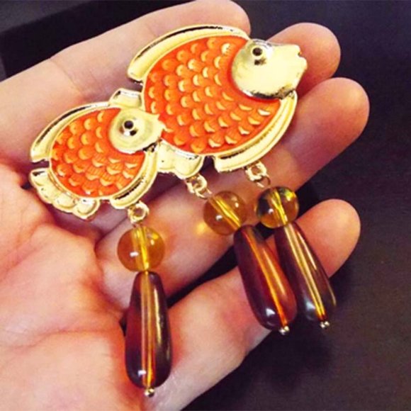 MOM & BABY ORANGE GOLDFISH SWIMMING -TORTOISESHELL ART GLASS DANGLES NEW PIN 69 - Picture 2 of 2